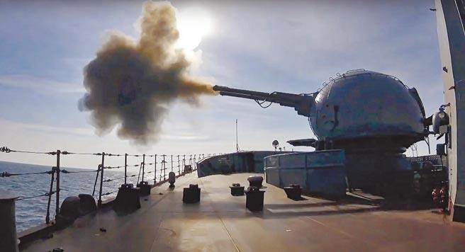 俄罗斯国防部18日发布画面，显示一艘俄国战舰在黑海参加军演时开炮。（俄罗斯国防部新闻处照片）