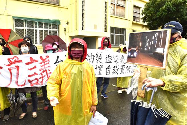 高雄市楠梓宏毅社区民眾抗议中油在未经告知的情况下，将教员公寓改成防疫旅馆。中油对此坦承疏失。（林瑞益摄）