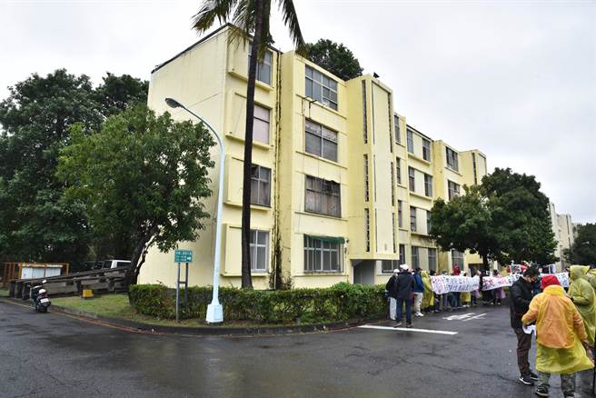 高雄市楠梓宏毅社区民眾抗议中油在未经告知的情况下，将教员公寓改成防疫旅馆。图为教员公寓外观。（林瑞益摄）