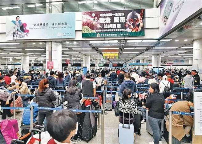 大陆昨增至少46人，从香港入境后发现染疫。图为深圳湾口岸连日大排长龙，挤满欲北上的港人。（东网）