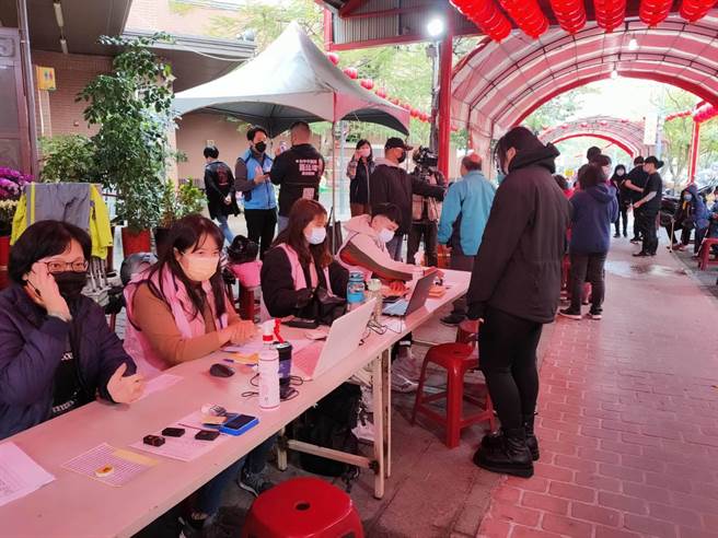 台中市议员罗廷玮和建国市场自治会合作20日顶着冷风就近设临时快打站，民眾热情响应。（罗廷玮提供／冯惠宜台中传真）