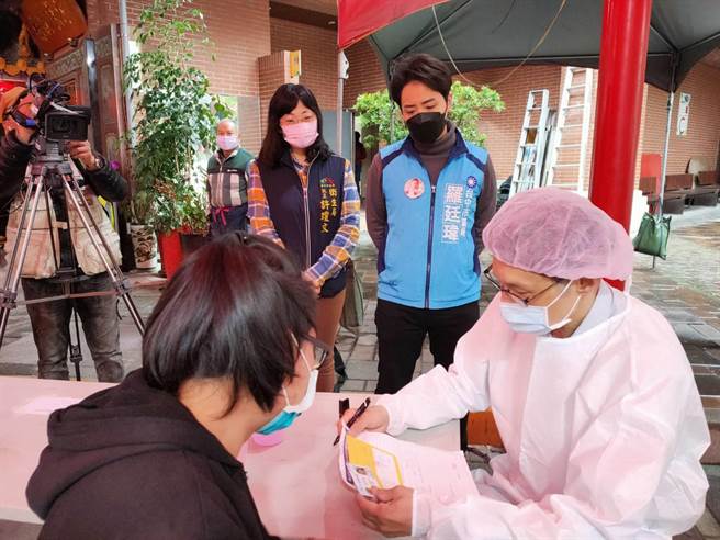 台中市议员罗廷玮和建国市场自治会合作20日顶着冷风就近设临时快打站，民眾热情响应。（罗廷玮提供／冯惠宜台中传真）