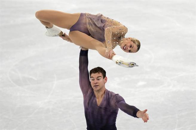 美国花滑双人舞组合妮里姆（Alexa Knierim）／弗雷瑟（Brandon Frazier）遭乐团控告侵权。（美联社资料照）