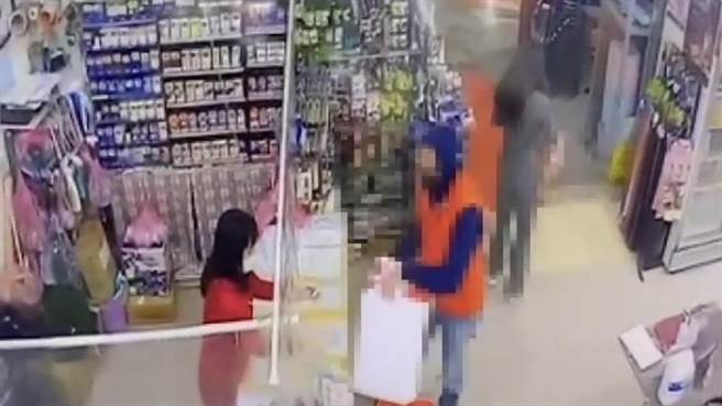 40歲洪姓工人疑似因無法接受妻子提離婚，昨日先跑到加油站買汽油，再前往妻子與小孩住的家中潑汽油縱火。（讀者提供／張毓翎台南傳真）