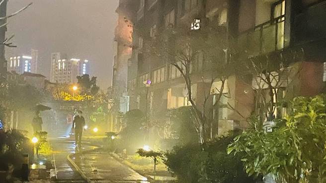 消防人員到場後立即滅火，火勢未延燒，無人受困傷亡。（讀者提供／張毓翎台南傳真）