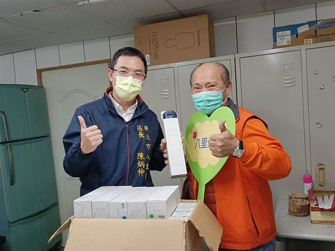 八里區長陳炳仲特地前往新北市救難協會八里分會表達感謝之意並致贈保溫瓶（八里區公所提供／戴上容新北傳真）
