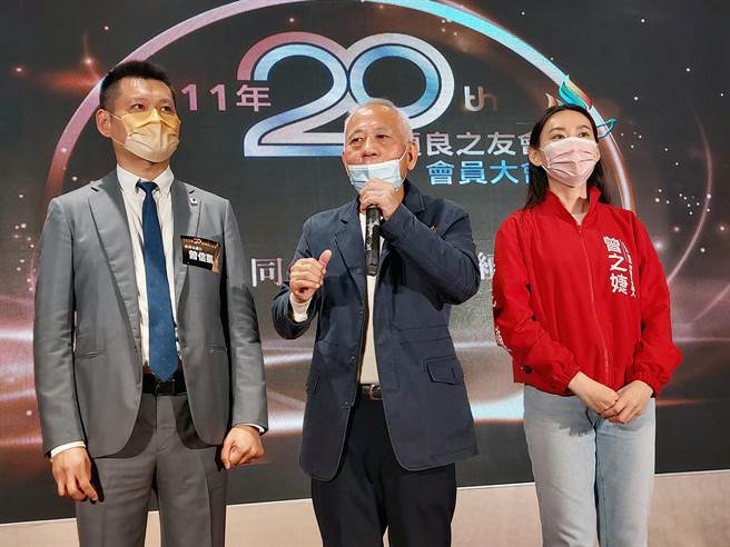 前台南市副议长曾顺良（中）宣布女儿曾之婕（右）将接棒参选东区市议员，左为曾顺良儿子现任市议员曾信凯。（曾之婕提供／洪荣志台南传真）