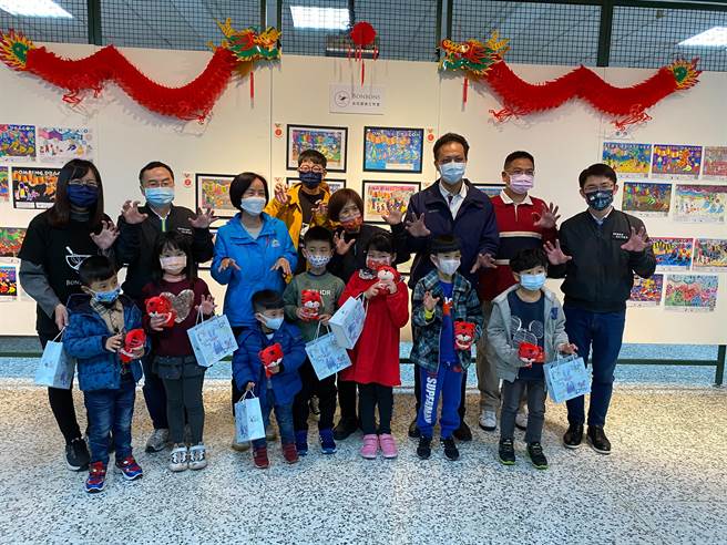 小朋友开心分享自己的创作心得。（嘣嘣史法式甜食工作室／李京升苗栗传真）