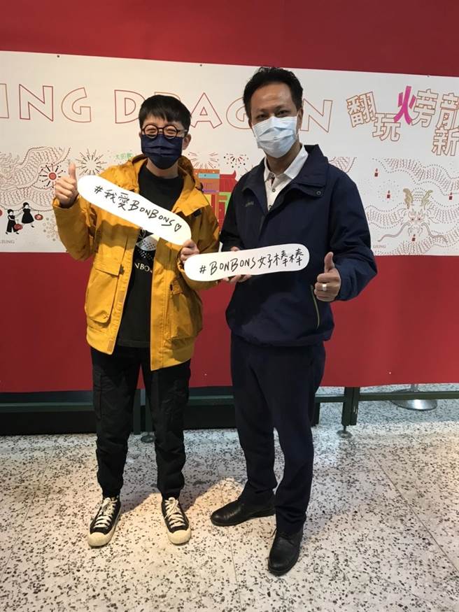 嘣嘣史法式甜食工作室创办人彭诗涵（左）举办着色比赛，苗栗市长邱镇军到场共襄盛举。（嘣嘣史法式甜食工作室／李京升苗栗传真）