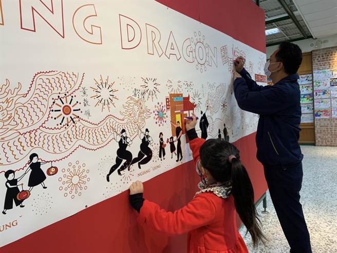 苗栗市长邱镇军小朋友们共同协力完成Bonbons创作的𪹚龙七部曲大幅画作。（嘣嘣史法式甜食工作室／李京升苗栗传真）