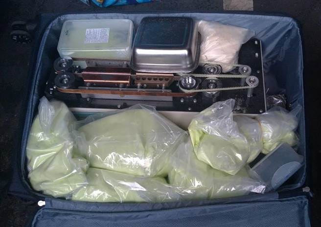 警方在盧姓男子藏匿的地方，起出毒品原料。（警方提供／李文正台北傳真）