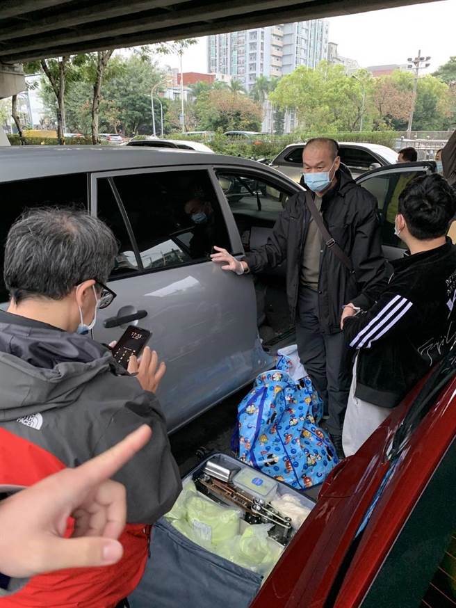 北市警方在中山區等地逮捕盧姓嫌犯（穿著黑色上衣者）等8人，訊後依詐欺、偽造文書等罪送辦。（警方提供／李文正台北傳真）