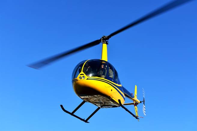 一架直升机19日在美国佛州迈阿密海滩近海处坠海，当时海滩上挤满游客，游客全程目睹意外发生。图为示意图，非失事直升机。（示意图／shutterstock）