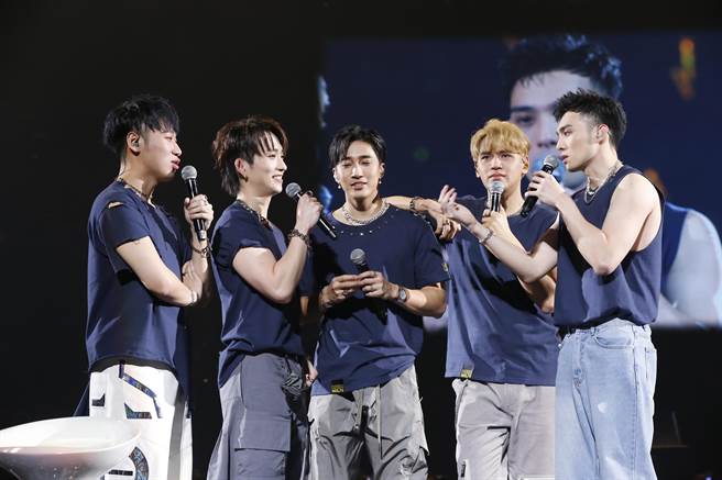 五坚情昨晚在台上哭成一团。（滚石唱片提供）