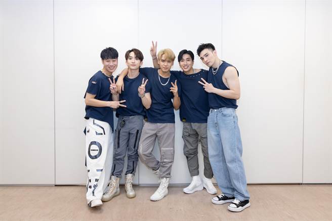 五坚情演唱会后，在陈零九投资的餐厅庆功。（滚石唱片提供）