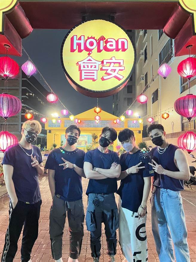 五坚情演唱会后，在陈零九投资的餐厅举办庆功宴。（滚石唱片提供）