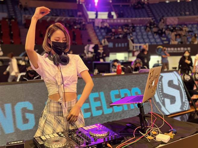 高雄钢铁人啦啦队钢铁女神雅典娜当中的心恩，今天当起球场DJ。(高雄钢铁人提供)
