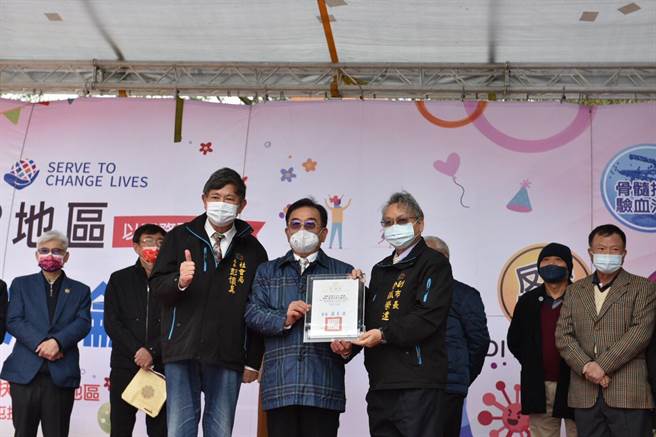国际扶轮3462地区响应应台中市政府社会局「协助弱势妇女及家庭消弭月经贫穷」计画，总监谢汉金（中）代表捐赠100万元的生理用品卫生棉。（王文吉摄）