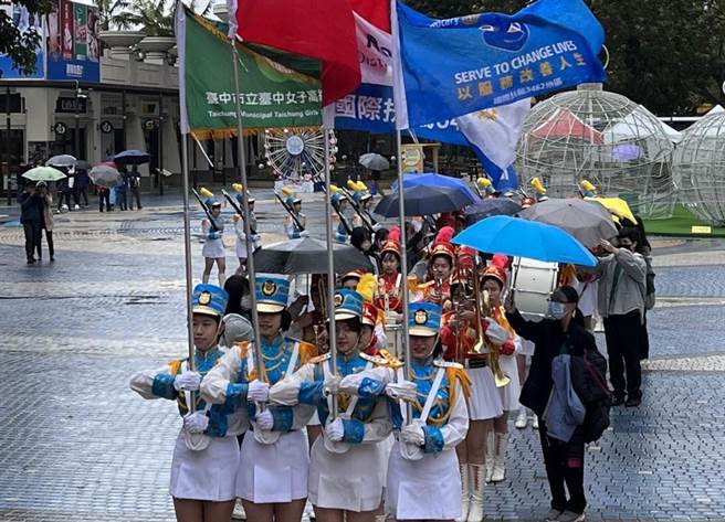 国际扶轮 3462 地区「扶轮服务日」邀请台中女中乐仪队开场。（扶轮社提供／王文吉台中传真）