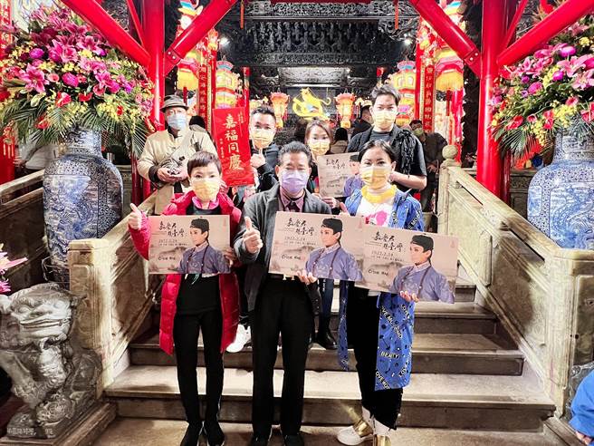 陳亞蘭（右）宣傳新戲《嘉慶君遊臺灣》行程來到大甲鎮瀾宮。（欣湉國際提供）
