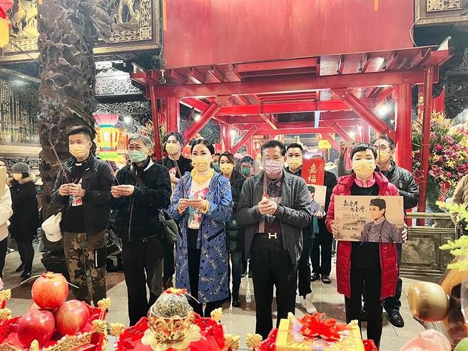 陳亞蘭到大甲鎮瀾宮參拜。（圖：欣湉國際提供）