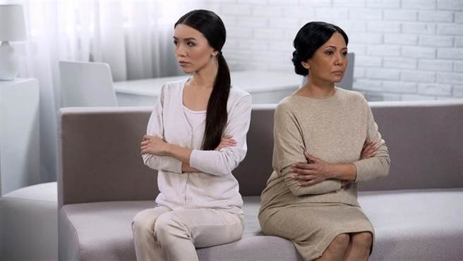 原po是与男友相差八岁的姐弟恋，结婚前赫然发现自己爱上「诈骗集团一家人」。（图／示意图，达志影像）