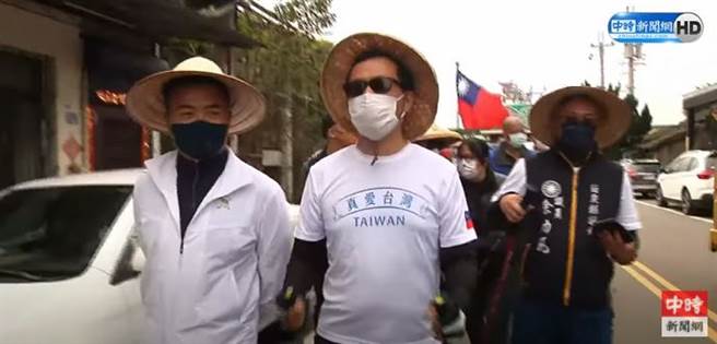 图为罗智强(右)18日步行到台中谢票，顏宽恒(左)现身相挺。(取自中时新闻网直播)