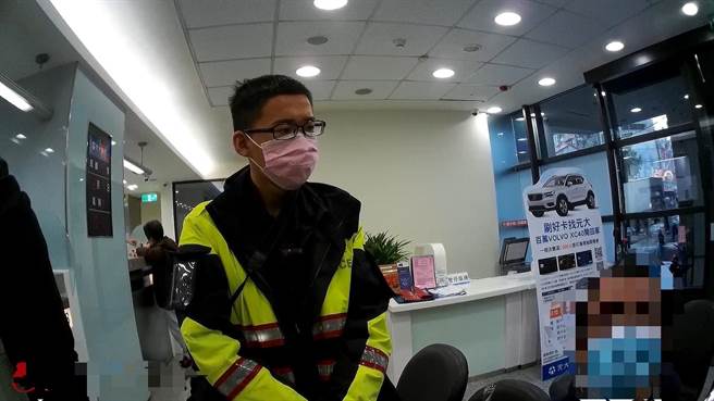 員警趕到銀行阻止男子匯款。（警方提供）