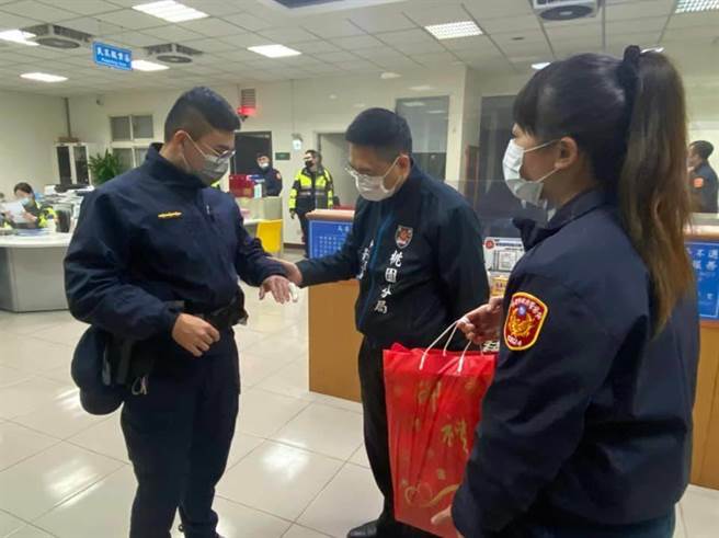 分局長黃富村獲知後第一時間就帶著水果禮盒前往中路派出所慰問同仁傷勢。（桃園警分局提供／陳夢茹桃園傳真）