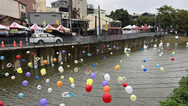 即将闭展的台南盐水「月津港灯节」，受到寒流影响，周末人潮极为冷清，展区还有些灯饰被强风吹毁。（张毓翎摄）
