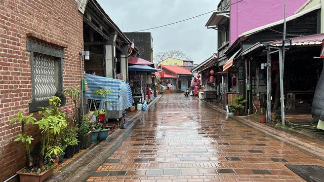 「月津港灯节」展区附近知名的桥南老街，今天上午街上也是一片空荡荡。（张毓翎摄）