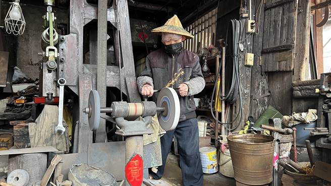 盐水桥南老街上泉利打铁舖的老师傅李一男，每年365天只有大年初一到初三休息，即使遇上寒流，仍会照常开门做生意。（张毓翎摄）