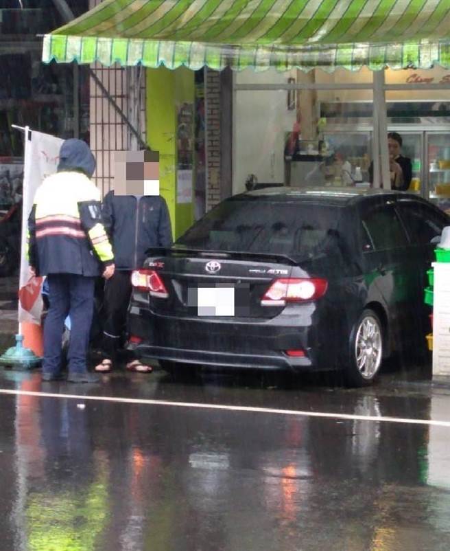 基隆余姓男子停靠下坡路段僅打N檔，導致車輛滑行撞進對向檳榔攤。（基隆市警局提供／陳彩玲基隆傳真）