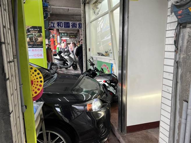 基隆余姓男子停靠下坡路段僅打N檔，導致車輛滑行撞進對向檳榔攤。（基隆市警局提供／陳彩玲基隆傳真）