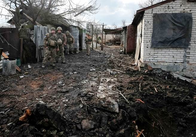 烏東頓內茨克（Donetsk）地區一座被砲擊後的村落。（圖／路透社）