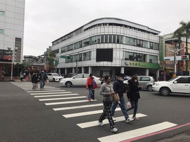 寒流來襲，號稱「多一度」的屏東也冷颼颼，溫度落在14至16度。（謝佳潾攝）