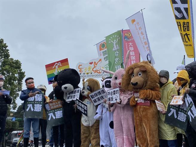 动保团体提倡动物权入宪已久，许多支持动保入宪团体今(20)日上街参与「动保入宪大游行」，许多民眾手持看板以及身穿动物服装上街。（李柏澔摄）