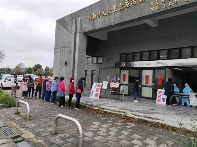 苗栗县政府在竹南大厝里活动中心设置筛检站，免费帮民眾进行PCR筛检。（苗栗县政府提供／李京升苗栗传真）