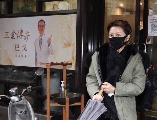 女星葛蕾連日到到巴戈靈堂致意。（陳俊吉攝）