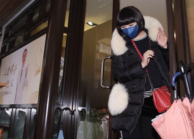 許久未露面的資深歌手大百合也現身。（陳俊吉攝）