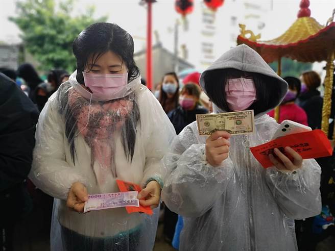 民眾抽红包惊见2000元台币及50元美金，直呼超Lucky！（庙方提供／王文吉台中传真）