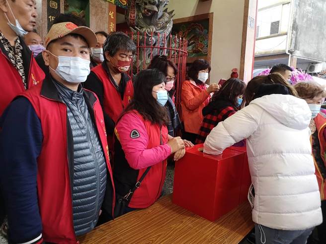 民眾依号码牌序号上前抽奖。（庙方提供／王文吉台中传真）