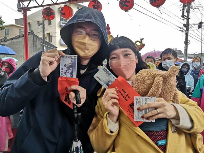 民眾抽红包惊见千元台币，直呼超Lucky！（庙方提供／王文吉台中传真）