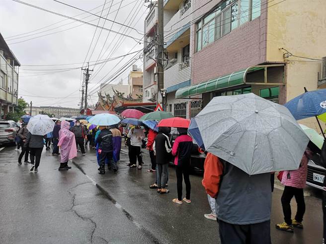 保安宫举办摸彩红包活动，就算寒流来袭，附近街道仍涌入人群。（庙方提供／王文吉台中传真）