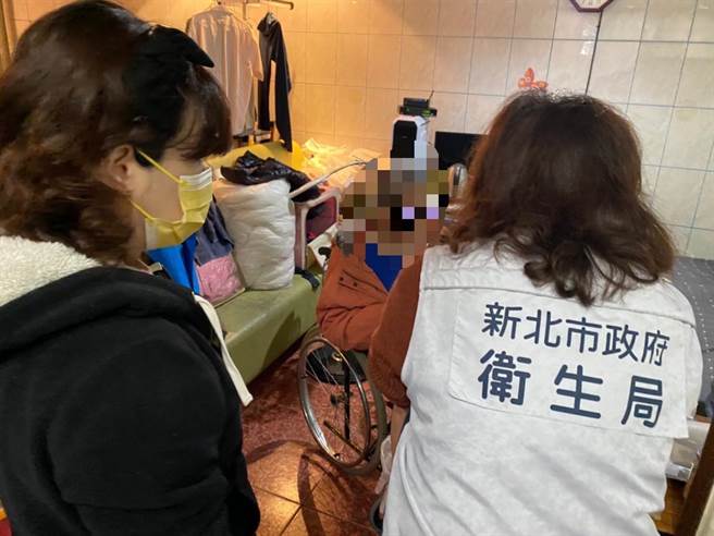 卫生局人员居家访视关怀照管中心个案身体状况，并宣导防寒保健资讯。（新北市卫生局提供）