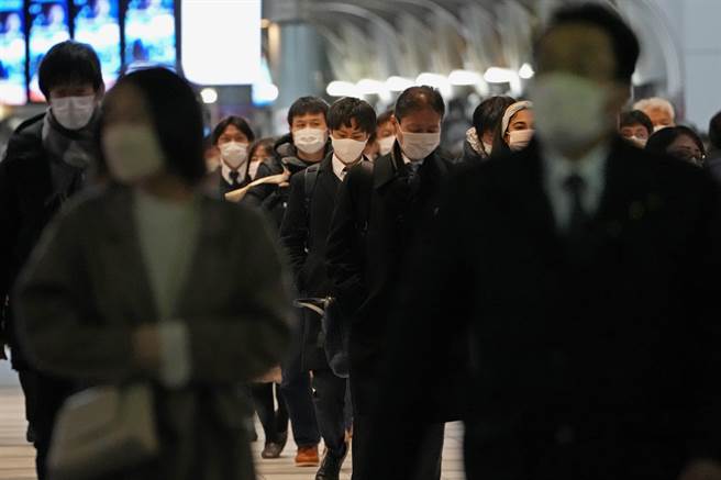 日本富士新闻网报导，日本政府厚生劳动省表示，截至本月19日止，全境重症患者数1477人，虽较18日减少3人，但已连续6天超过1400人。(图／美联社)