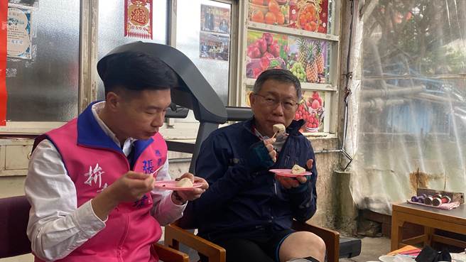 台北市长柯文哲20日骑脚踏车到台东，特地前往台东县卑南乡拜访曾有意参选乡长的张家玮。（蔡旻妤摄）