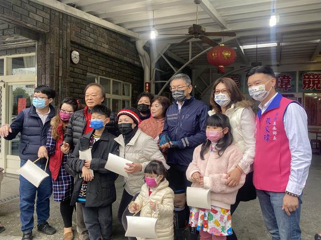 台北市长柯文哲20日骑脚踏车到台东，特地前往台东县卑南乡拜访曾有意参选乡长的张家玮。（蔡旻妤摄）