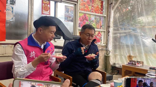 台北市长柯文哲20日骑脚踏车到台东，特地前往台东县卑南乡拜访曾有意参选乡长的张家玮。（蔡旻妤摄）