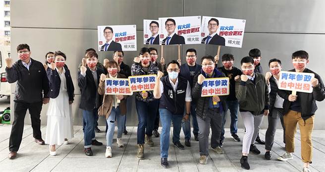 「青年参政、台中出发！」年轻人期望盼主席朱立伦说到做到要给年轻人机会。（陈世宗摄）